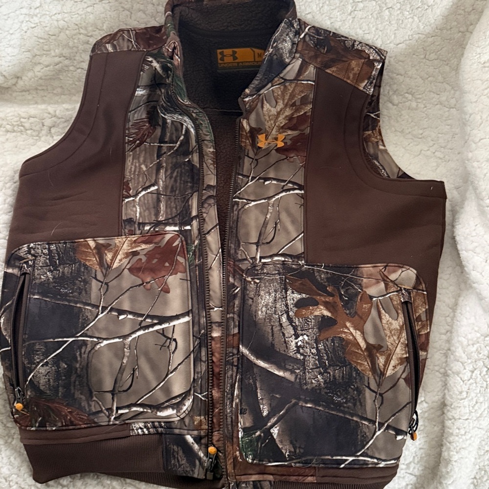 Men's Under Armour camouflage hunting vest size Med